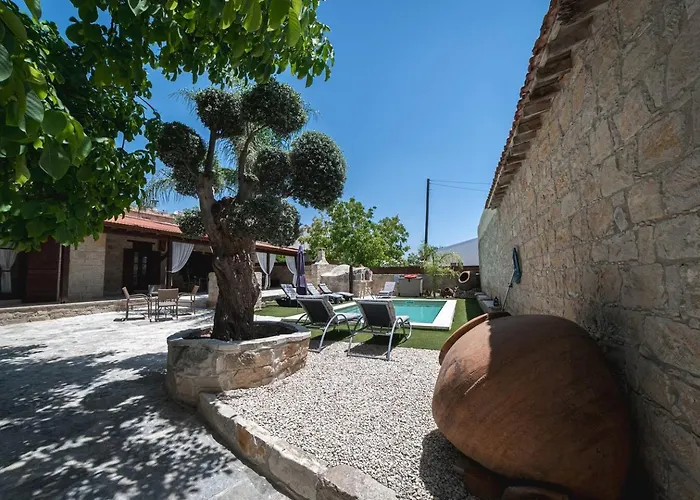 To Palati With Private Pool Anoyira