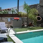 To Palati With Private Pool Anoyira