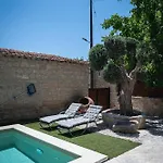 To Palati With Private Pool בית נופש *