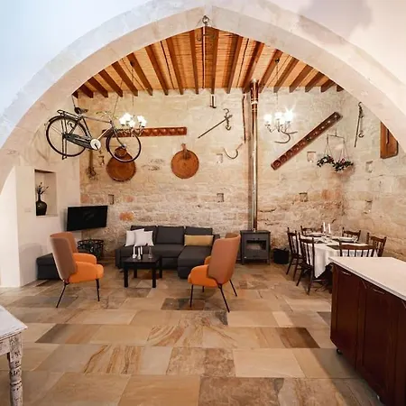 To Palati With Private Pool Anoyira